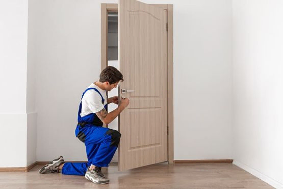 carpintero arreglando puerta